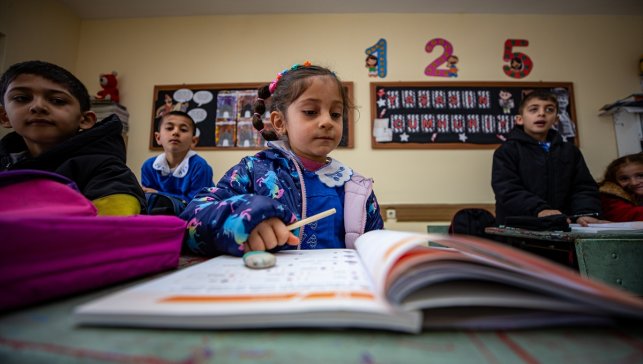 Torunu sayesinde 70 yaşında okuma yazma öğreniyor