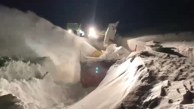 Kar kaplanları Arpaçay'da gece gündüz çalışıyor