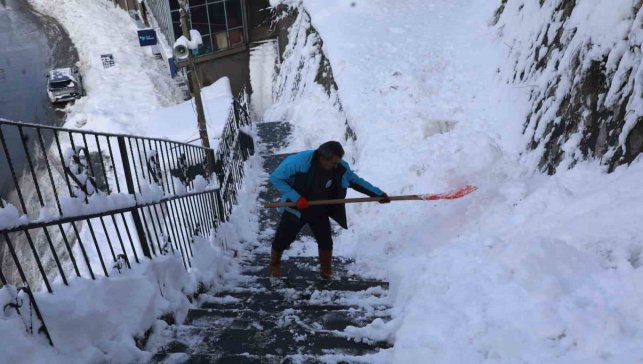 Bitlis'te karla mücadele çalışmaları aralıksız sürdürüyor