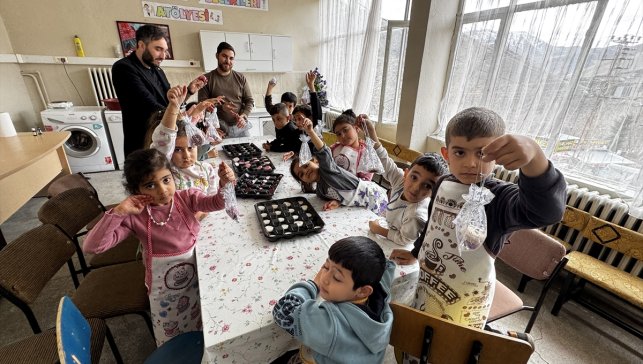 Minik öğrenciler atık yağlardan yaptıkları mis kokulu sabunları annelerine hediye etti