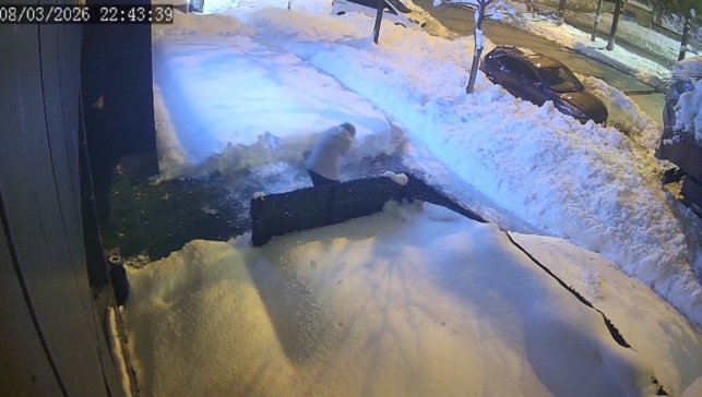 Çatıdan düşen kar kütlesi az daha can alıyordu