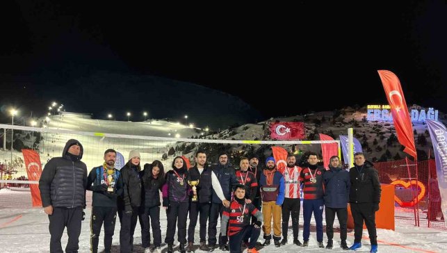 Ergan Dağı'nda kurumlar arası kar voleybolu turnuvası tamamlandı