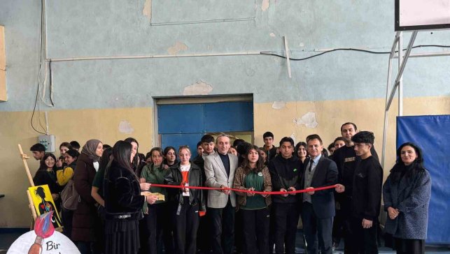 Fırçalar kadınlar için konuştu: Kars'ta öğrencilerden 8 Mart'a anlamlı sergi