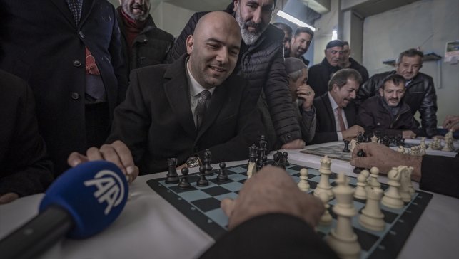 Erzurum'da satranç oynanan kahvehaneye federasyon başkanından ziyaret