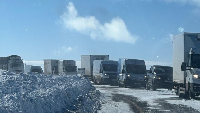 Kars-Göle kara yolunda yoğun tipi nedeniyle mahsur kalan araçlar kurtarıldı