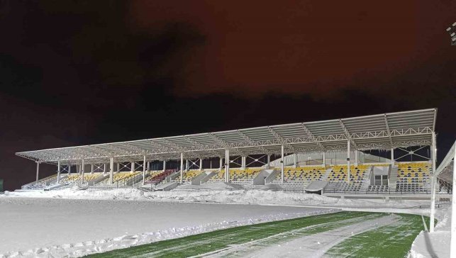 Bitlis'te karla kaplı stat temizlendi