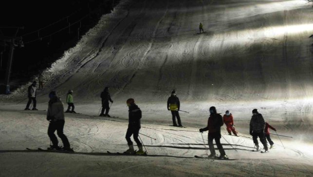 Bitlis'te iftar sonrası kayak keyfi