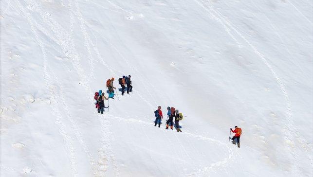 Tunceli'de kış tırmanışı yapan dağcılar 3 metrelik karda zorlu yolculuğa çıkıyor