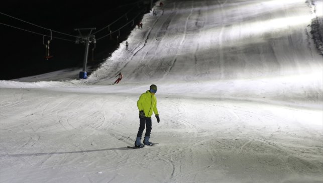 Bitlis'te ışıklandırılan tesiste gece kayağı keyfi