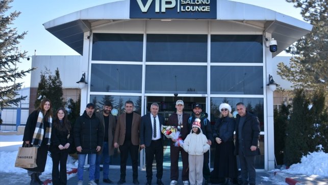 Milli sürat patenci İlyas Karadağ memleketi Erzurum'da çiçeklerle karşılandı
