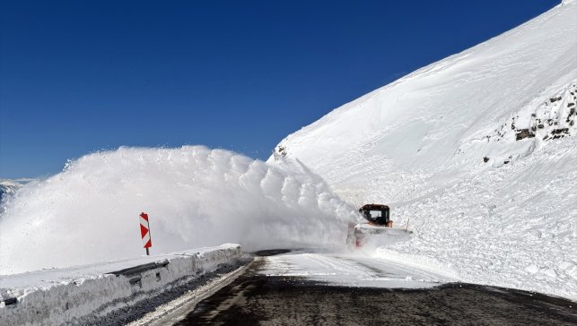 Ardahan-Şavşat kara yoluna düşen çığ temizlendi