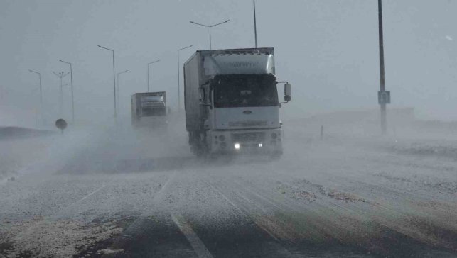 Güzeldere Geçidi'nde tipi trafiği olumsuz etkiliyor