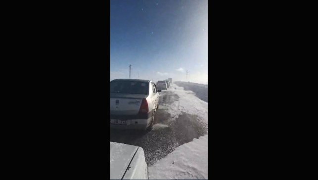 Kars-Göle yolunda onlarca araç mahsur kaldı