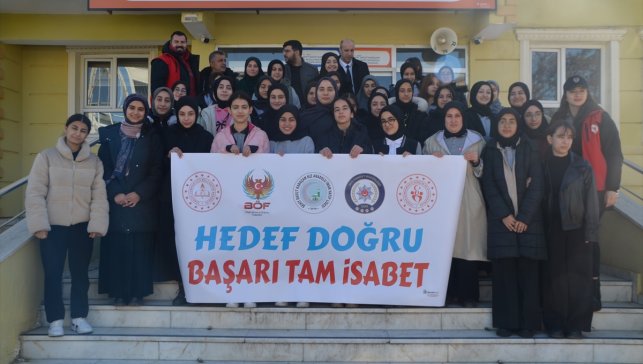 Muş'ta kız öğrencilere okçuluk eğitimi veriliyor