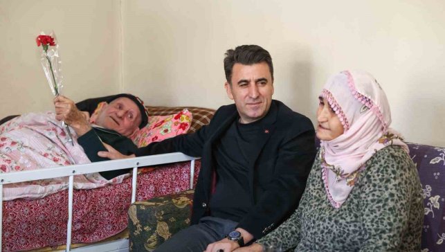 Vali Aygöl, kendisine patik hediye eden Hatun teyze ile bir araya geldi