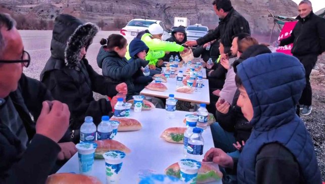 Uzundere'de "yolda iftar" geleneği: Öğrenciler ve öğretmenler yoldan geçen sürücülere iftarlık dağıttı