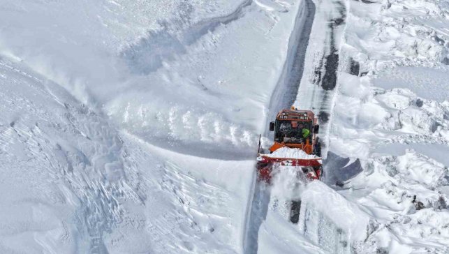 Zorlu coğrafyada yoğun mesai: Sınırdaki karakollar ve yerleşim yerleşim yerlerine ulaşım sağlanıyor