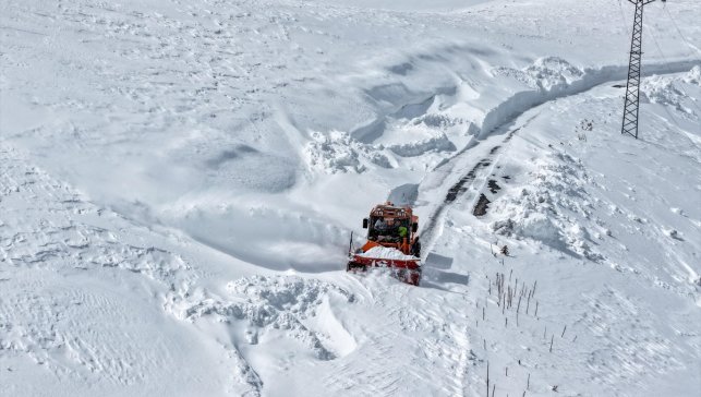 Van'da ekipler kapalı yolları açmak için metrelerce karla mücadele ediyor
