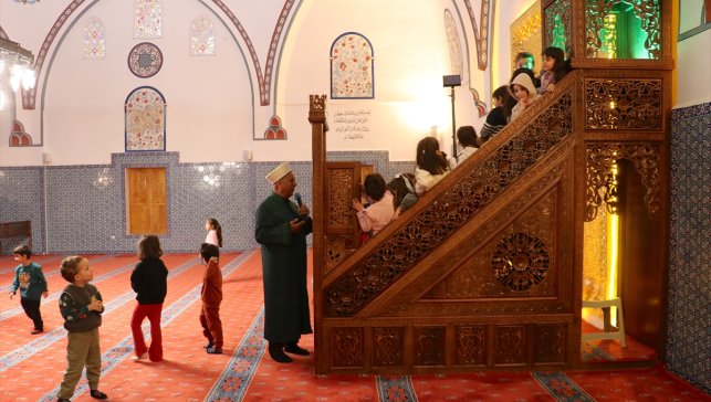 Van'da tarihin izlerini taşıyan cami öğrencileri ağırlıyor