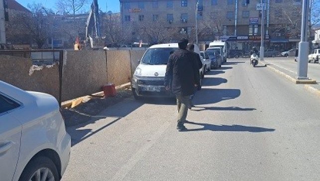 Erzincan'da inşaat çalışmaları yayaları tehlikeye atıyor