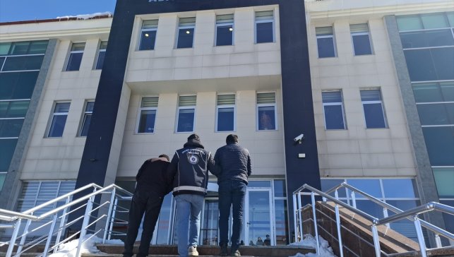 Kars'ta dur ihtarına uymayan araçta 7 düzensiz göçmen yakalandı