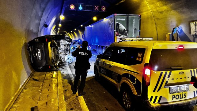 Bitlis'te tünelde hafif ticari araçla çarpışan otomobildeki 2 kişi yaralandı