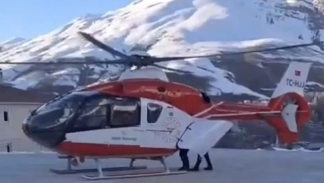 Bahçesaray'daki minik hasta helikopter ambulansla Van'a sevk edildi