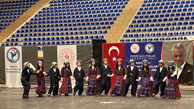 Muradiye'nin minik halk oyuncuları il birincisi oldu