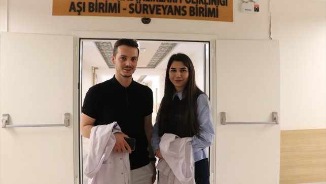 Kaderleri uzmanlık yolunda kesişen doktor çift aşkla aynı hastanede hayat kurtarıyor