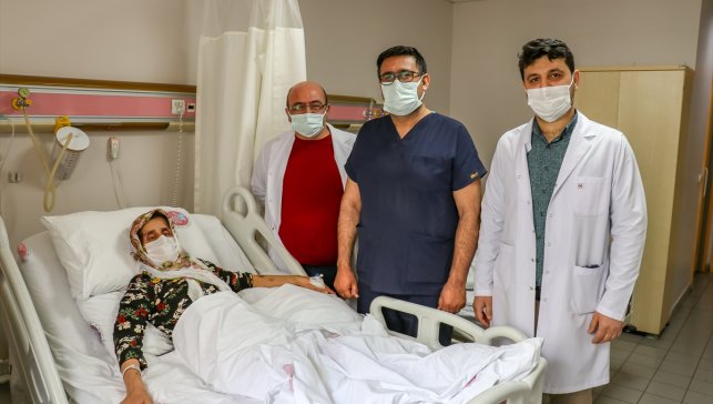 Van depreminde yakınlarını kaybetti, Malatya'da yüzlerce depremzedenin yardımına koştu