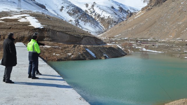 Adilcevaz'da yapımı tamamlanan gölet su tutmaya başladı