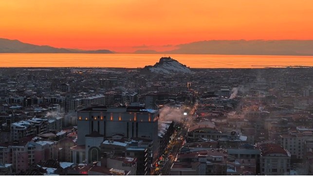 Van Gölü'nde güneşin vedası mest etti