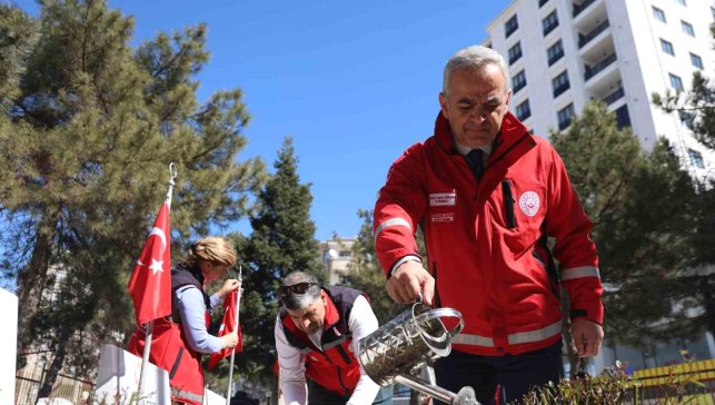 Elazığ'da bayram öncesi, şehitlikler temizlendi