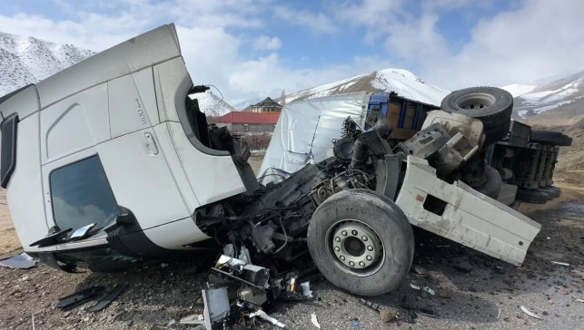 Yüksekova'da İran plakalı tır devrildi: 1 yaralı