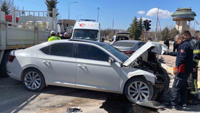Elazığ'da otomobiller çarpıştı: 6 yaralı