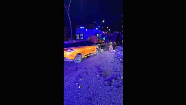 Elazığ'da hafif ticari araçla taksi çarpıştı: 4 yaralı