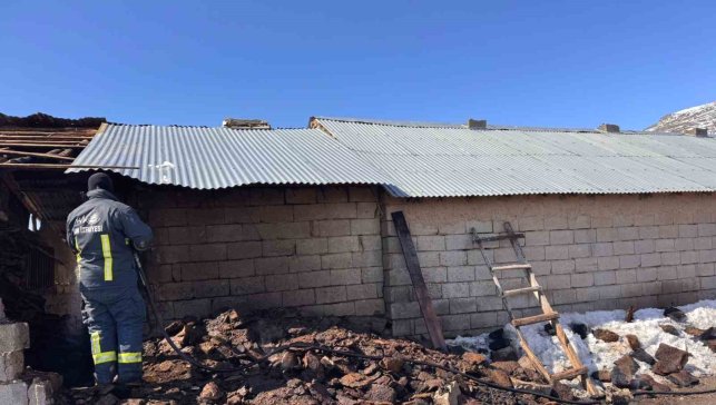 Muradiye'de ahır yangını