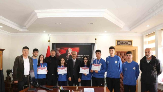 Başkan Çelebi bölge birincisi floor curling takımını kabul etti