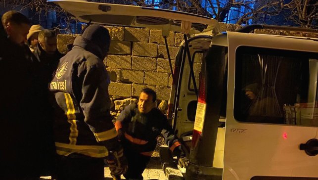 Van'ın Edremit ilçesinde park halindeki kamyonetin motoru yandı