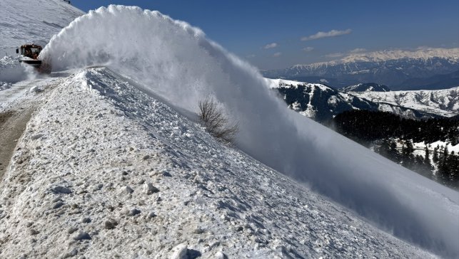 Ardahan'da ekiplerin karla mücadele çalışması sürüyor
