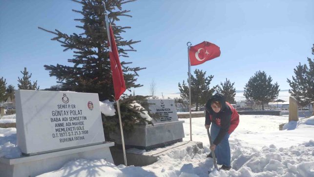 Karla kaplanan şehitlikte temizlik yaptılar