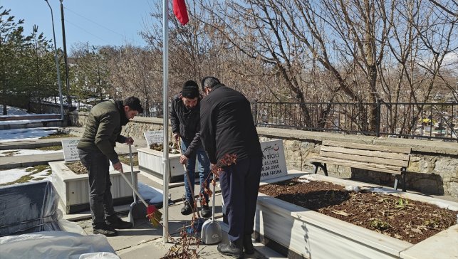 Muş'ta şehitliklerde bakım, onarım ve temizlik çalışması yapıldı