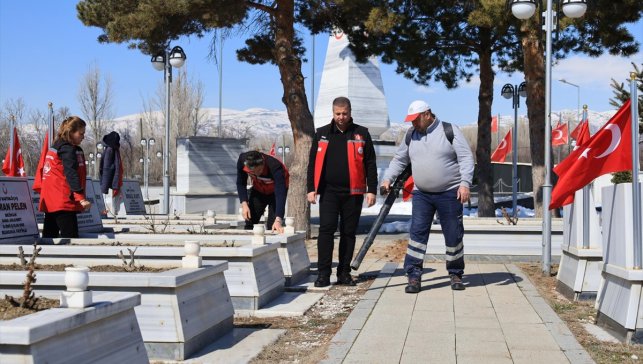 Erzincan'da şehit mezarlarında bakım ve onarım çalışması yapıldı