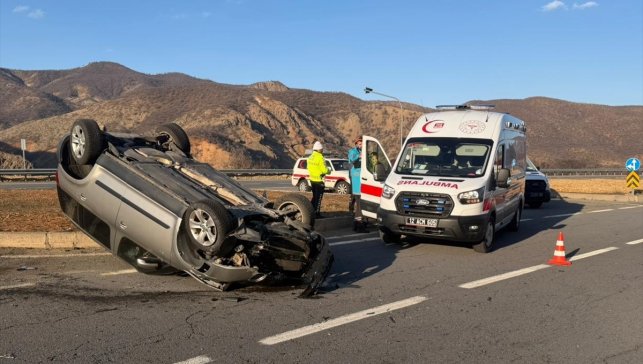 Bingöl'de devrilen otomobildeki 2 kişi yaralandı
