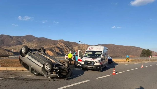 Bingöl'de otomobil takla attı: 2 yaralı