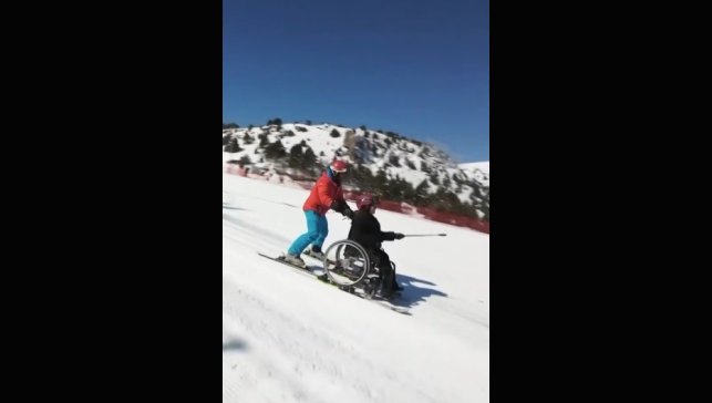 Tekerlekli sandalyeyle kayak yaparak hayalini gerçekleştirdi