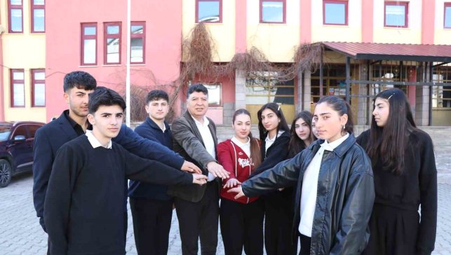 Öğrenciler, 'zimem defteri' geleneğiyle borçları ödedi