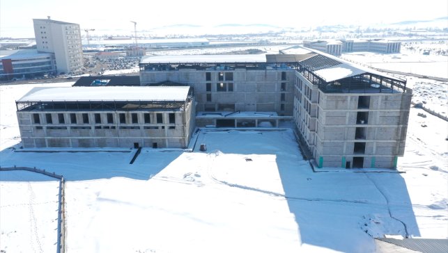 Ağrı'da sismik izolatörlerin kullanıldığı 270 yataklı hastanenin inşası sürüyor