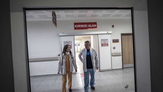 Kıdemli-çömez tartışması evlilikle biten doktorlar acilde hayat kurtarıyor