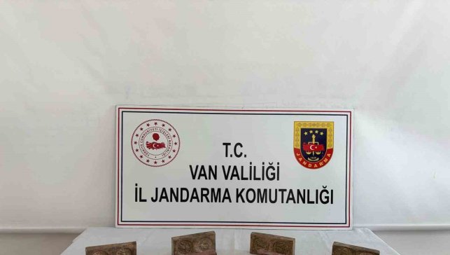 Van'da altın hammaddeli tarihi eser operasyonu: 3,5 milyon liralık eser ele geçirildi